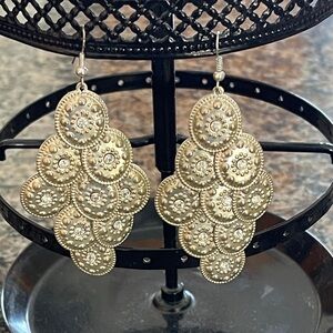 Silver toned Dangle Earrings 🌺